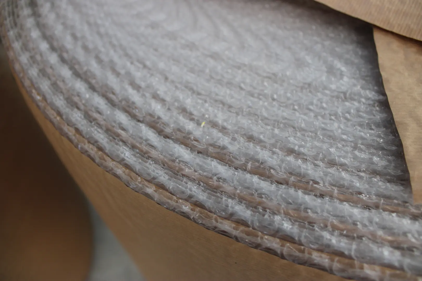 Rollo de plástico de burbujas 1.20x150m 45g + kraft